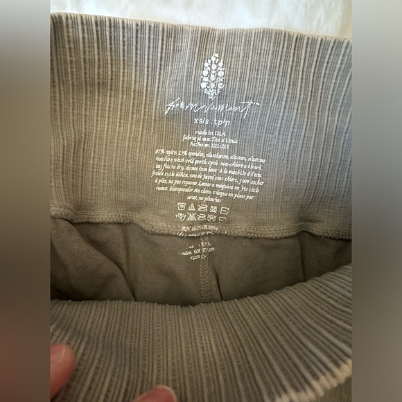 NWOT FREE PEOPLE MOVEMENT GOOD KARMA FLARE LEGGING IN ICE GREY - Picture 8 of 9